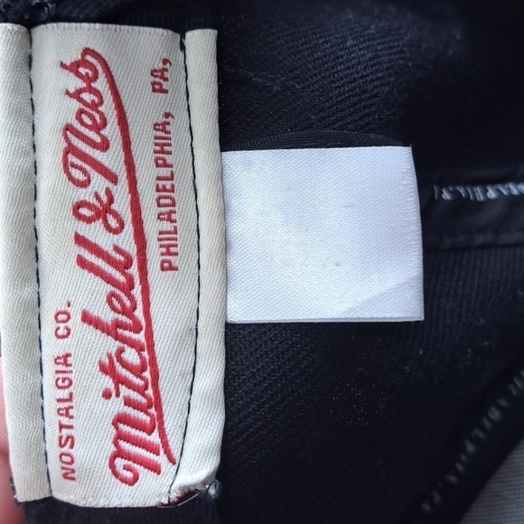 Mitchell & Ness Los Angeles Lakers raised embroidery black & grey snapback hat - Picture 7 of 8